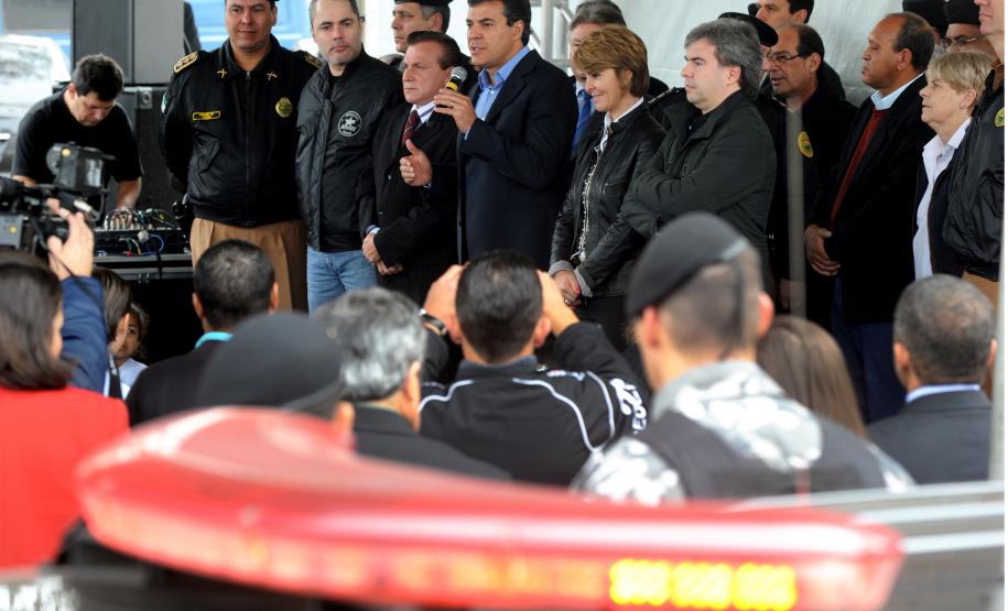 O governador Beto Richa disse no dia 06 de agosto que o governo estadual irá implantar módulos móveis da Polícia Militar nos 75 bairros de Curitiba.