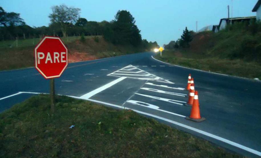 O Departamento de Estradas de Rodagem (DER) começou o reforço na sinalização do entroncamento da PR-423 com a Rua João Stukas, em Campo Largo, na Região Metropolitana de Curitiba.