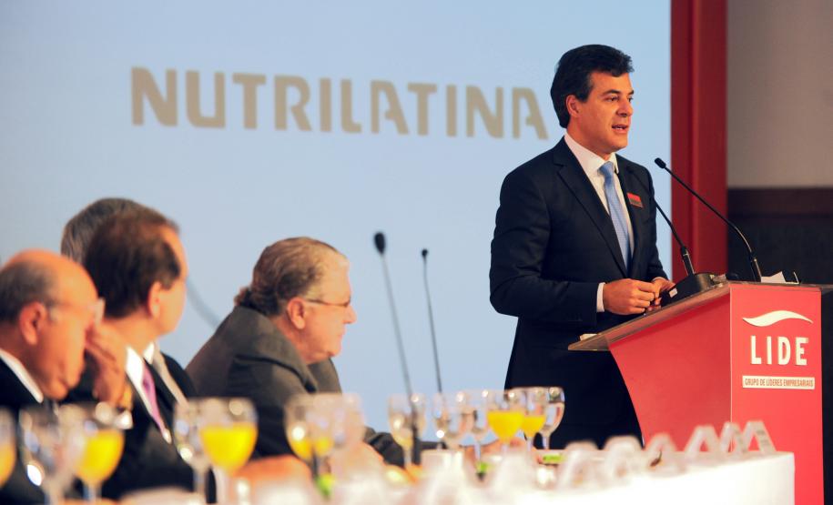 O governador Beto Richa assinou no dia 14 de agosto protocolo de intenções com o diretor-superintendente da Nutrilatina, Marcello Lauer, para enquadrar um investimento de R$ 39,5 milhões da empresa no programa Paraná Competitivo