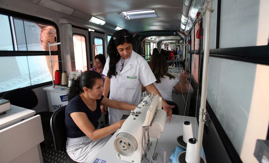 Expresso Senai: capacitação profissional para comunidades da RMC O Expresso Senai é a mais nova unidade móvel da entidade no Paraná e foi inaugurado no dia 22 de agosto. O veículo, um ônibus biarticulado adaptado para funcionar como unidade de educação profissional, foi doado pela Prefeitura de Curitiba ao Senai, que o utilizará para levar cursos de qualificação profissional para comunidades da capital e da Região Metropolitana.