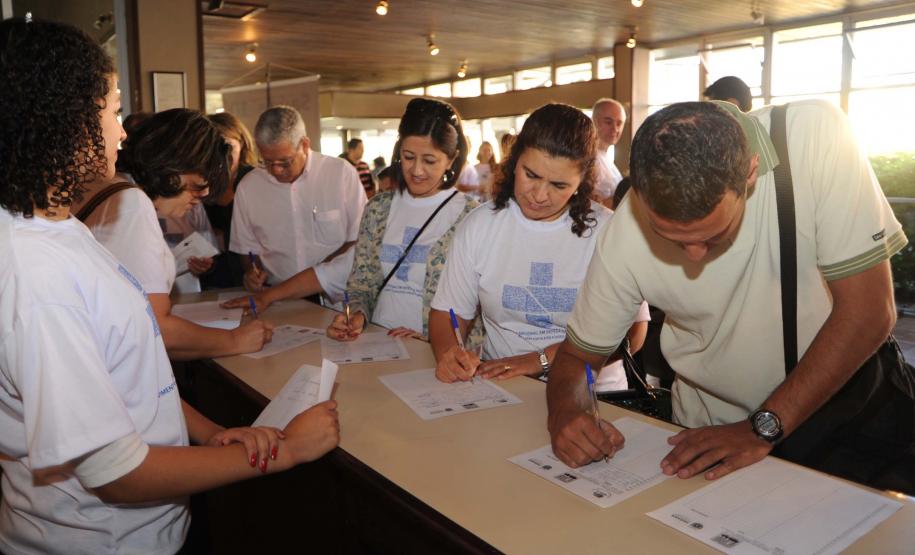 A Mobilização Paraná Saúde + 10, lançada no dia 23 de agosto, em Curitiba, vai coletar 100 mil assinaturas nos 399 municípios para caracterizar como emenda de iniciativa popular o projeto de lei que garante o repasse efetivo e integral de 10% das receitas correntes brutas da União para a saúde.