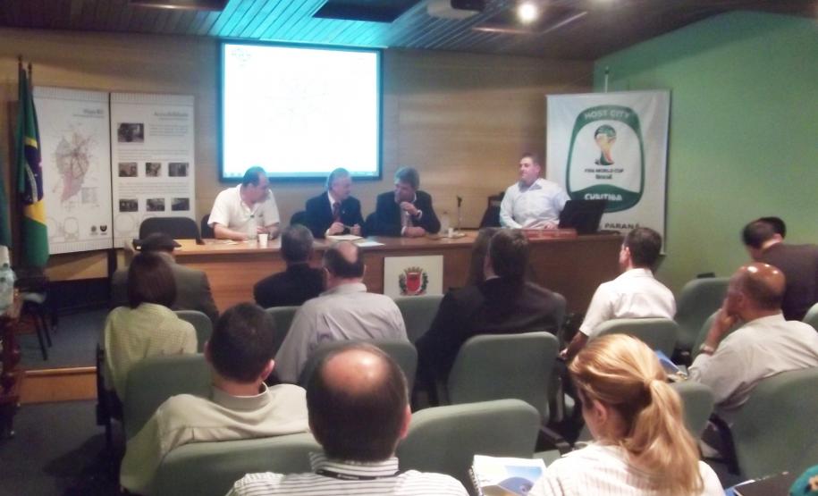 Câmara temática debate sistema de monitoramento de trânsito na Copa Integrantes da Câmara Temática de Infraestrutura, da Secretaria de Estado para Assuntos da Copa 2014, reuniram-se no dia 23 de agosto na sede da URBS, quando visitaram o Centro de Controle Operacional (CCO), que faz parte do projeto SIM - Sistema Integrado de Monitoramento.