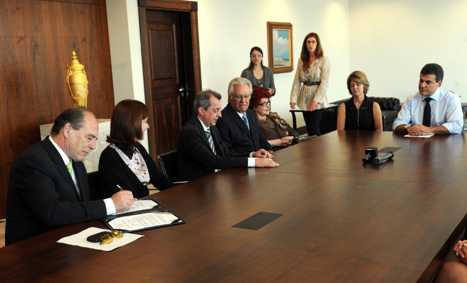 O governador Beto Richa assinou no dia 06 de setembro, no Palácio Iguaçu, um protocolo de intenções para a criação de uma comissão técnica que vai elaborar um plano para a construção de um centro integrado de saúde na região Norte de Curitiba. O projeto envolve o Hospital Pequeno Príncipe, Prefeitura de Curitiba e Associação Eunice Weaver do Paraná