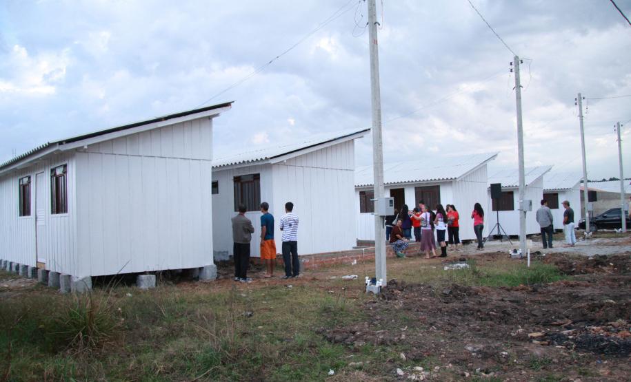 Famílias ocupando suas casas no Jardim Marambaia