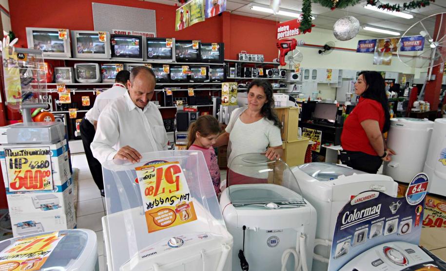 Vendas do comércio varejista crescem 9,5% no Paraná em julho As vendas do comércio varejista paranaense tiveram aumento real (descontada a inflação) de 9,5% em julho, em comparação com o mesmo período do ano passado. Na média do País, o aumento foi de 10,2%.