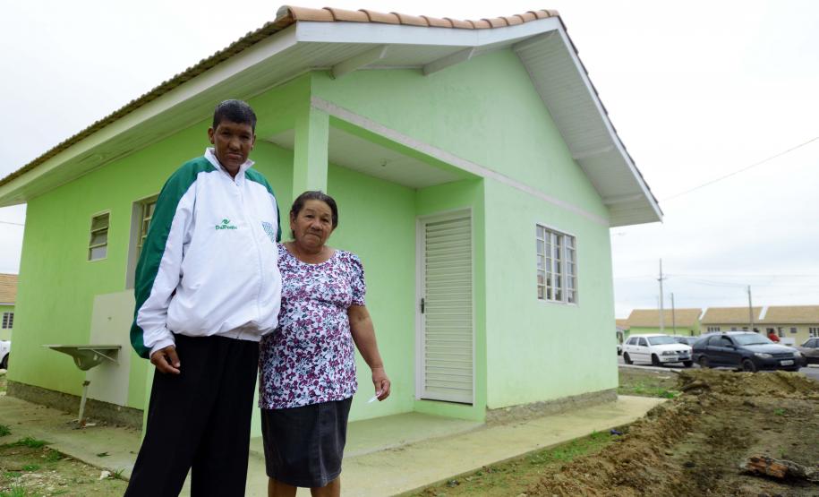 Cohapar sorteia 27 novas moradias populares em Piraquara A Companhia de Habitação do Paraná (Cohapar) realizou no dia 12 de setembro o sorteio de 27 casas do Guarituba, em Piraquara, para famílias cadastradas no Programa de Aceleração do Crescimento (PAC), uma ação conjunta dos governos federal e estadual. As moradias são destinadas aos últimos residentes na área onde será construído um parque linear.