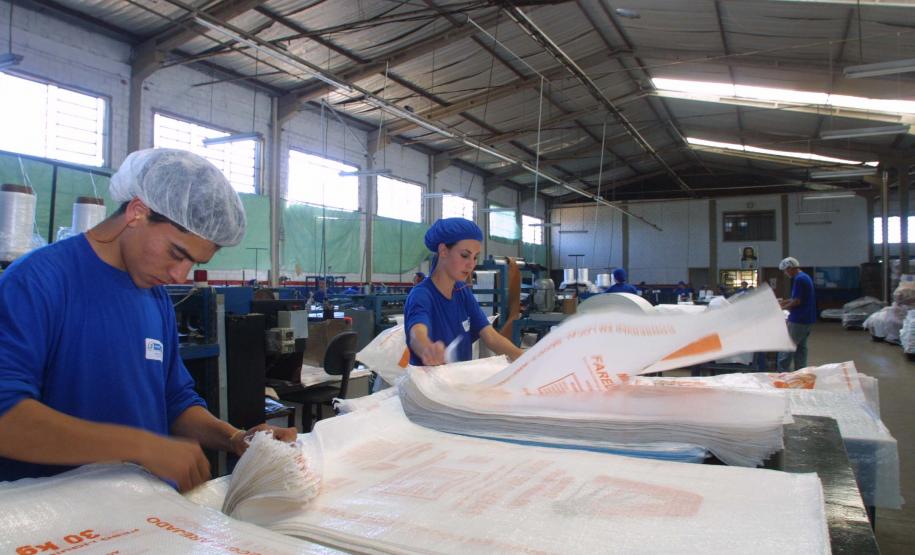 O Paraná criou 136 mil novos empregos formais em 2011, fechando o ano com 2.920.277 pessoas empregadas