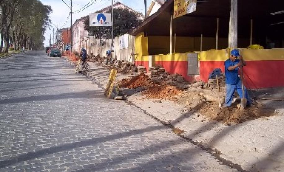A Companhia de Saneamento do Paraná (Sanepar) conclui no mês que vem (outubro) a substituição de 12 quilômetros de redes de distribuição de água tratada no centro histórico da Lapa