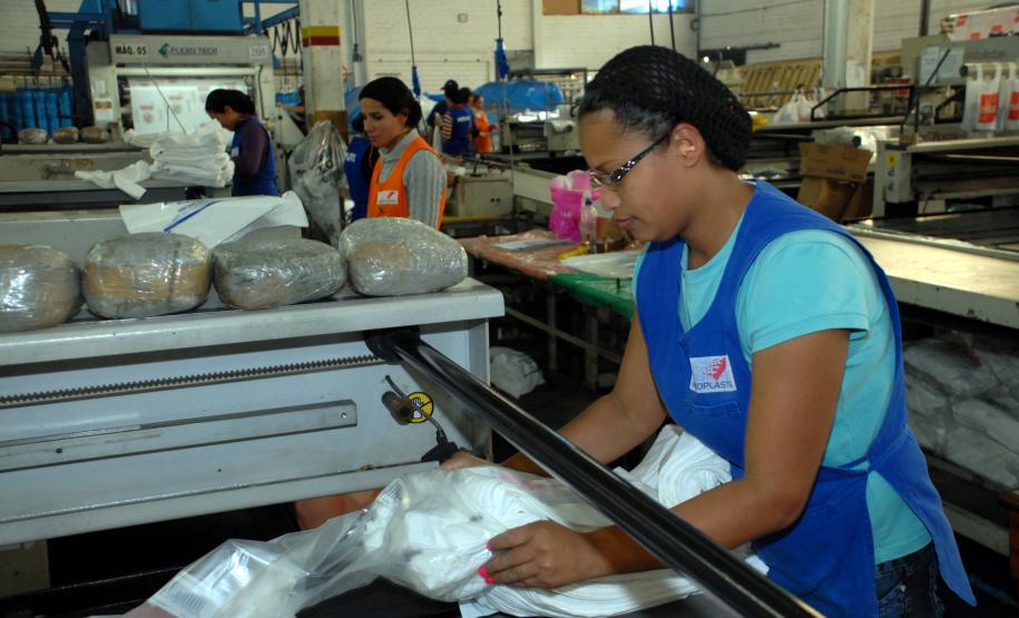 Desemprego na RMC volta a cair e é o menor do País A taxa de desemprego na Região Metropolitana de Curitiba diminuiu em agosto em relação a julho, ficando em 3,3% da população economicamente ativa – a menor para o mês desde o início da Pesquisa Mensal de Emprego, realizada pelo IBGE e Ipardes