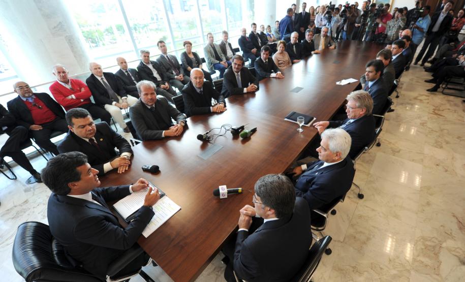 O governador Beto Richa sancionou no dia 24 de setembro a Lei de Inovação no Paraná, que cria benefícios e estabelece mecanismos de cooperação entre setor público, setor privado e academia para o incentivo à pesquisa e ao desenvolvimento científico e tecnológico.