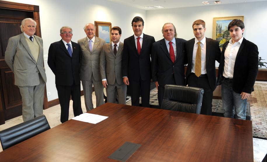 O governador Beto Richa assinou um protocolo de intenções para a construção de uma unidade industrial da empresa BMR Medical em Campina Grande do Sul.