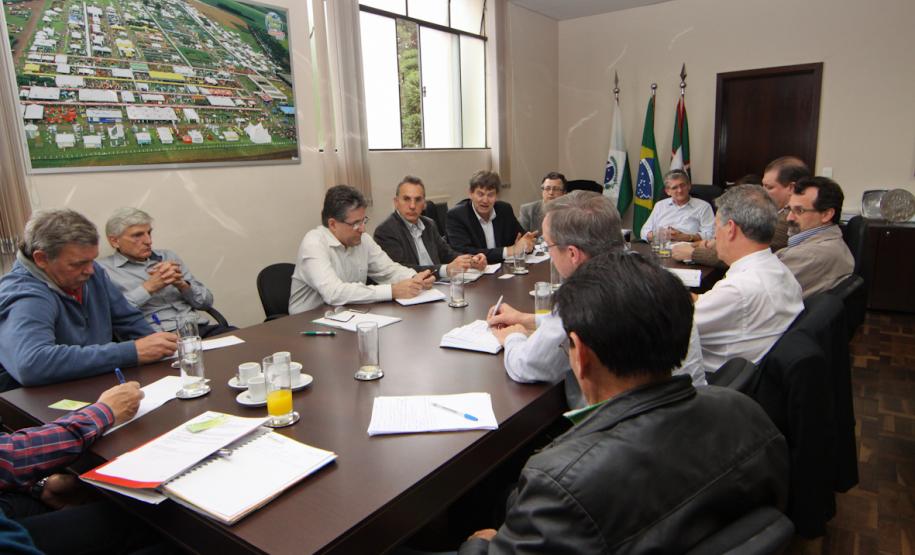 Governo Federal sinaliza apoio para a avicultura do PR e SC O governo federal manifestou intenção de apoiar os produtores de aves do Paraná e de Santa Catarina durante reunião na Secretaria da Agricultura e do Abastecimento, no dia 01 de outubro, em Curitiba.