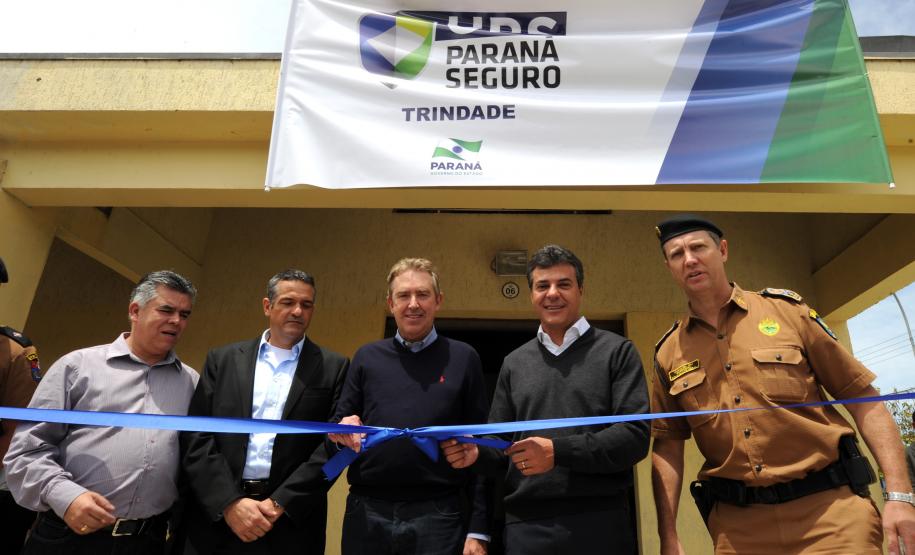 Instalada no bairro Cajuru a décima UPS de Curitiba Com a presença do governador Beto Richa, foi instalada oficialmente no dia 16 de outubro a décima Unidade Paraná Seguro de Curitiba, na Vila Trindade, no bairro Cajuru. O governador também inaugurou o posto do Corpo de Bombeiros no bairro.