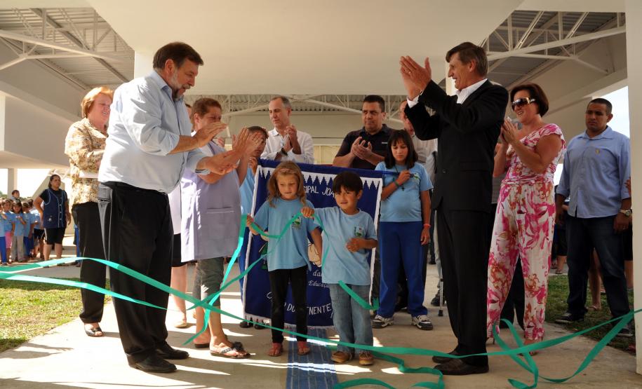 O governador em exercício Flávio Arns esteve no dia 07 de novembro no município de Campo do Tenente, na Região Metropolitana de Curitiba, para a inauguração de uma escola municipal, construída em parceria com o Governo do Estado, uma unidade da Biblioteca Cidadã e a entrega de um ônibus para transporte de alunos do ensino especial.