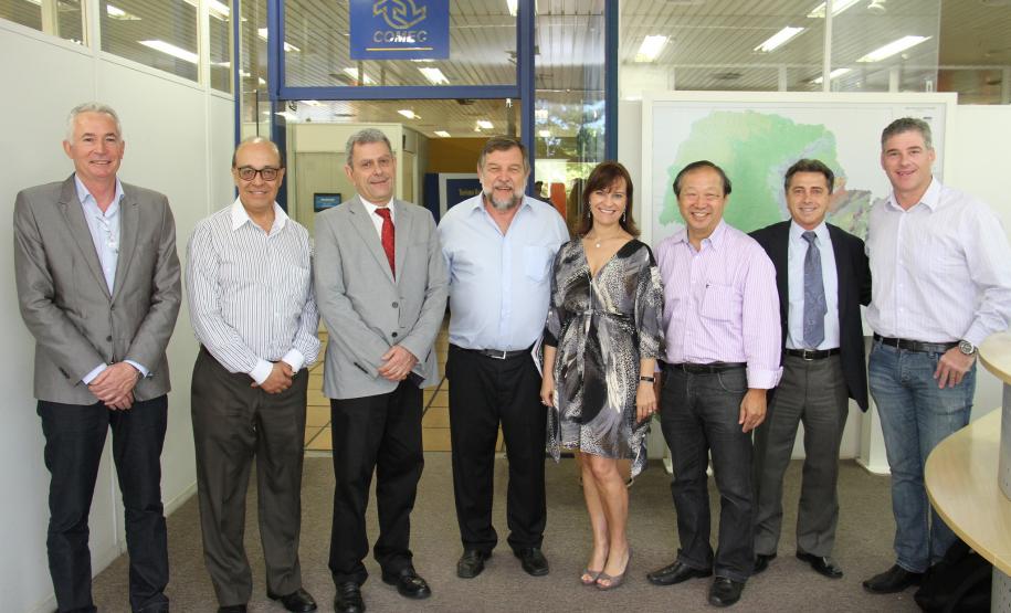 Flávio Arns visita a Comec O governador em exercício Flávio Arns visitou, no dia 07 de novembro, a Coordenação da Região Metropolitana de Curitiba (Comec). Ele foi recebido pelo coordenador geral da Comec, Rui Hara, pelo diretor presidente Gil Fernando Bueno Polidoro, pela diretora administrativo financeiro Ângela Chiesa Zanon e pelo diretor técnico Sandro Almir Setim.