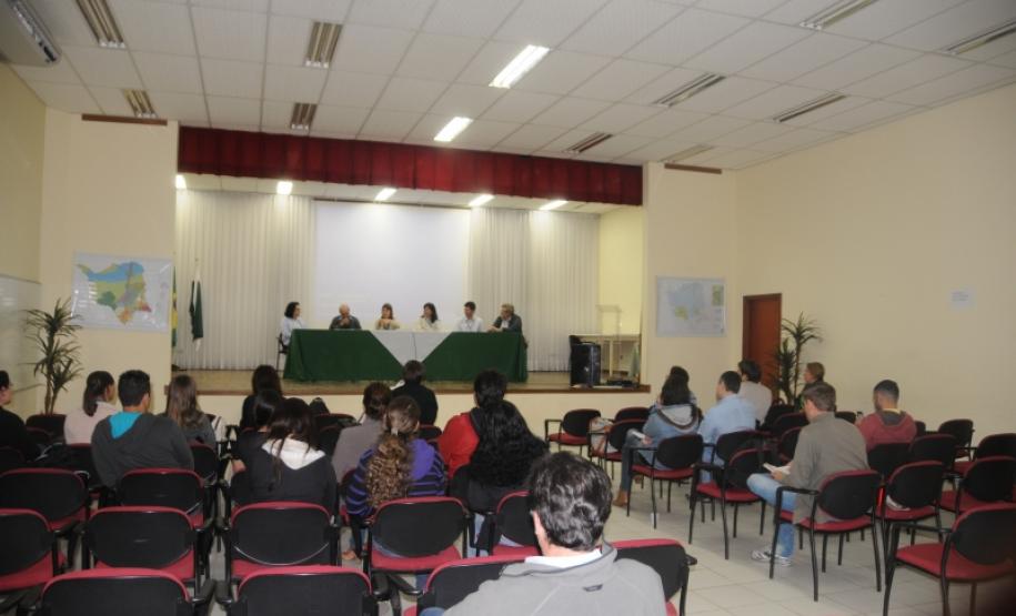 Evento Karst foi realizado em Almirante Tamandaré O evento Karst, realizado no dia 19 de outubro no Centro de Convenções Edson Dalke, contou com a participação de alunos visitantes de programas de pós-graduação da Universidade Estadual da Paraíba, da equipe técnica da Secretaria Municipal de Urbanismo e da Agricultura e Meio Ambiente e do professor Harry BollMann, da PUCPR.