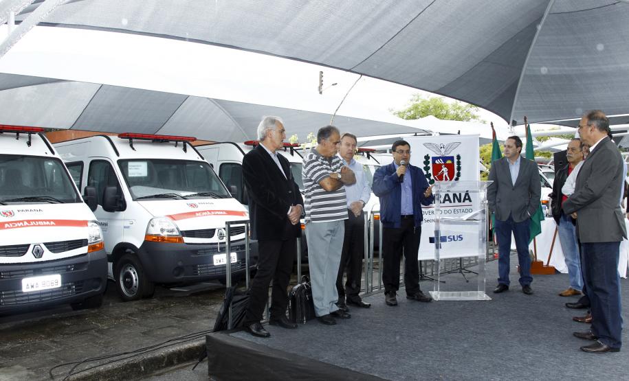 O secretário estadual da Saúde, Michele Caputo Neto, entregou no dia 09 de novembro, em Curitiba, 13 ambulâncias de suporte básico para ampliar o serviço de transporte de saúde em 12 municípios. Da Região Metropolitana de Curitiba (RMC) foram beneficiados Campina Grande do Sul e Tunas do Paraná