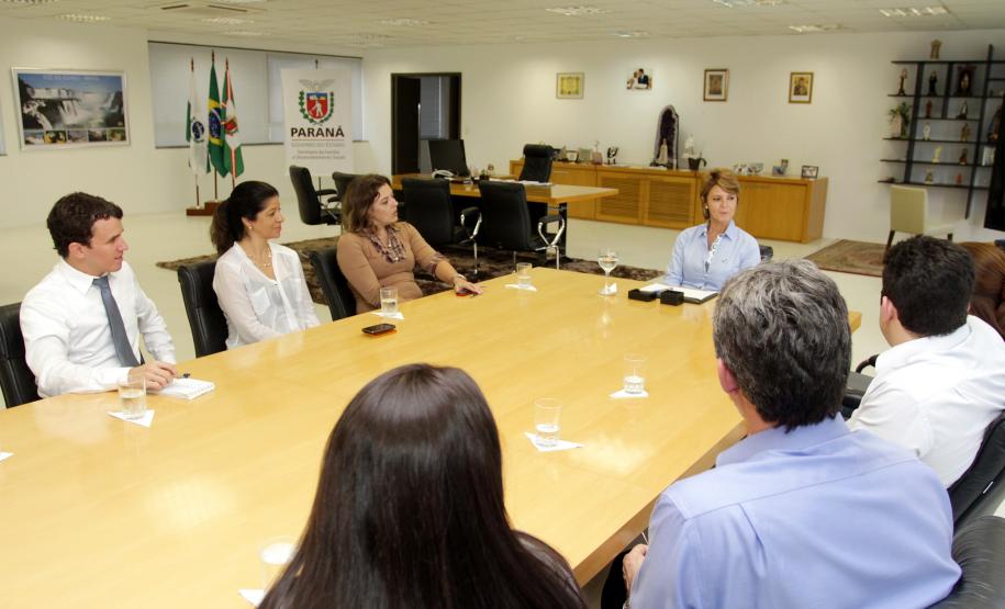 O Programa Família Paranaense, que desde o início do ano atende 30 municípios, será estendido para mais 100 cidades, passando a atender 30 mil famílias em situação de extrema vulnerabilidade social