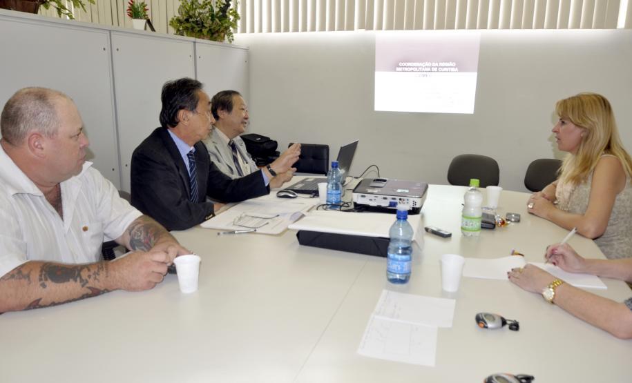 Comissão da Câmara Municipal de Curitiba debate desenvolvimento da RMC A Comissão Especial para Assuntos Metropolitanos (Ceam) da Câmara Municipal recebeu, no dia 12 de novembro, a Coordenação da Região Metropolitana de Curitiba (Comec). O coordenador-geral da entidade ligada à Secretaria de Desenvolvimento Urbano do Paraná, Rui Hara, apresentou ações e projetos voltados ao desenvolvimento integrado dos 29 municípios que compõem a RMC.