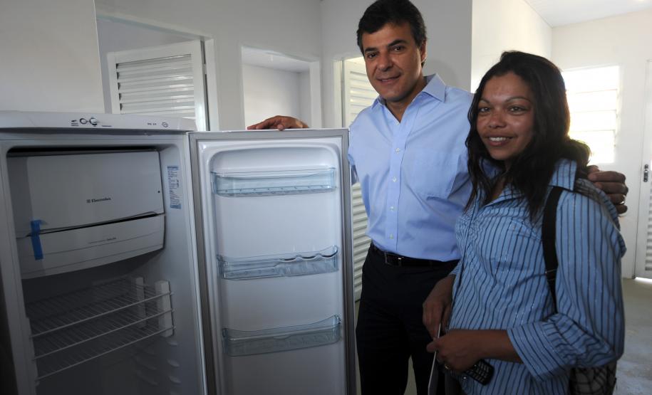 O governador Beto Richa lançou no dia 20 de novembro em Piraquara, na Região Metropolitana de Curitiba, o programa Geladeira da Família, que vai distribuir 12 mil geladeiras de graça a famílias de baixa renda, até o início do próximo ano. As primeiras geladeiras foram repassadas durante a entrega de 241 casas novas para moradores do Residencial Madre Teresa de Calcutá.