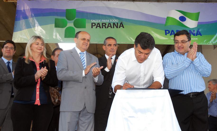 O governador Beto Richa entregou no dia 21 de novembro conjuntos com 65 itens para equipar 55 unidades de saúde da família construídas este ano com recursos do Estado.