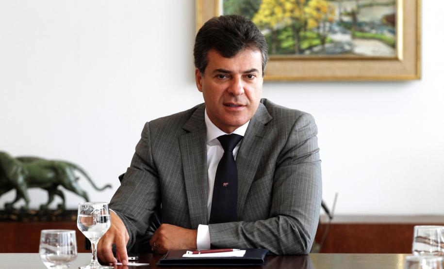 Governo apresenta para prefeitos programas voltados aos municípios O Governo do Paraná colocará à disposição dos prefeitos e prefeitas eleitas uma estrutura de atendimento para que os gestores municipais que assumem em janeiro conheçam projetos e programas de cada área do Estado