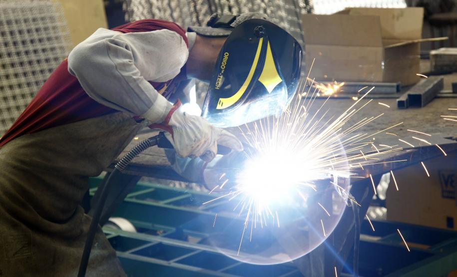 RMC mantém a menor taxa de desemprego do País A taxa de desemprego da Região Metropolitana de Curitiba (RMC) subiu para 3,7% da população economicamente ativa em outubro, contra 3,2% no mês anterior