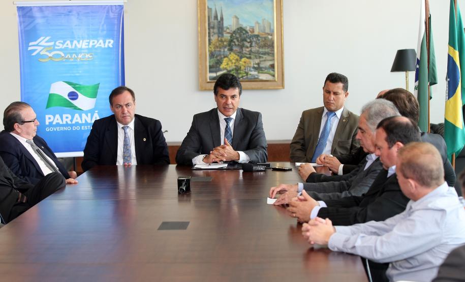 Governo vai investir mais R$ 35 milhões em sistemas de água e esgoto da RMC O governador Beto Richa, a Companhia de Saneamento do Paraná (Sanepar) e as prefeituras de Almirante Tamandaré, Araucária, Campo Magro, Quatro Barras e Rio Branco do Sul assinaram no dia 26 de novembro, no Palácio Iguaçu, ordens de serviço para ampliação dos sistemas de água e esgoto nos cinco municípios da Região Metropolitana de Curitiba (RMC).