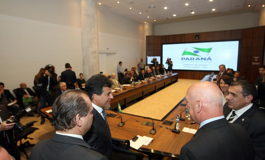 Comitiva argentina quer fortalecer negócios com o PR O governador Beto Richa recebeu no dia 26 de novembro, no Palácio Iguaçu, em Curitiba, uma comitiva de governantes e empresários das províncias de Santa Fe, Entre Ríos e Córdoba, na Argentina.