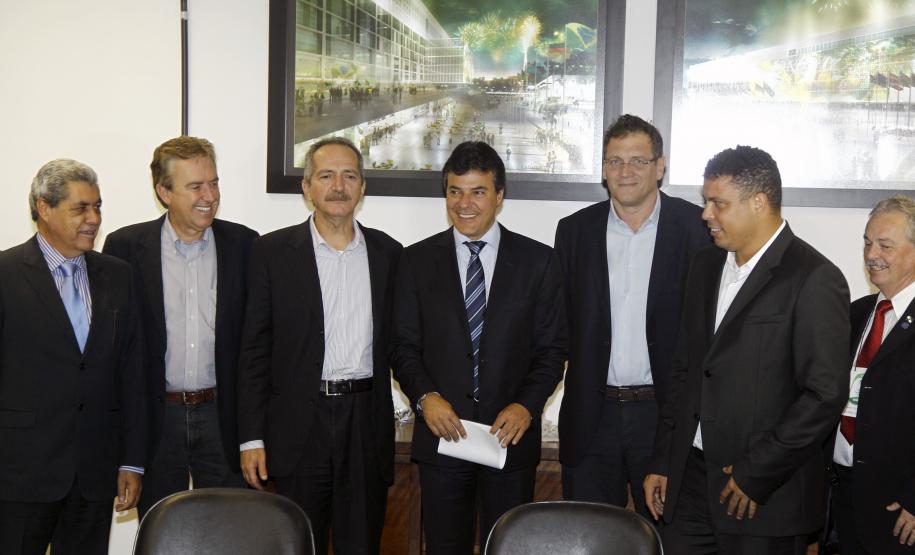 O governador Beto Richa recepcionou a delegação da FIFA, liderada pelo secretário-geral da entidade, Jérôme Valcke, e pelo ministro do Esporte, Aldo Rebelo, que esteve em Curitiba no dia 27 de novembro para vistoriar as obras para a Copa 2014 que estão em execução na cidade.