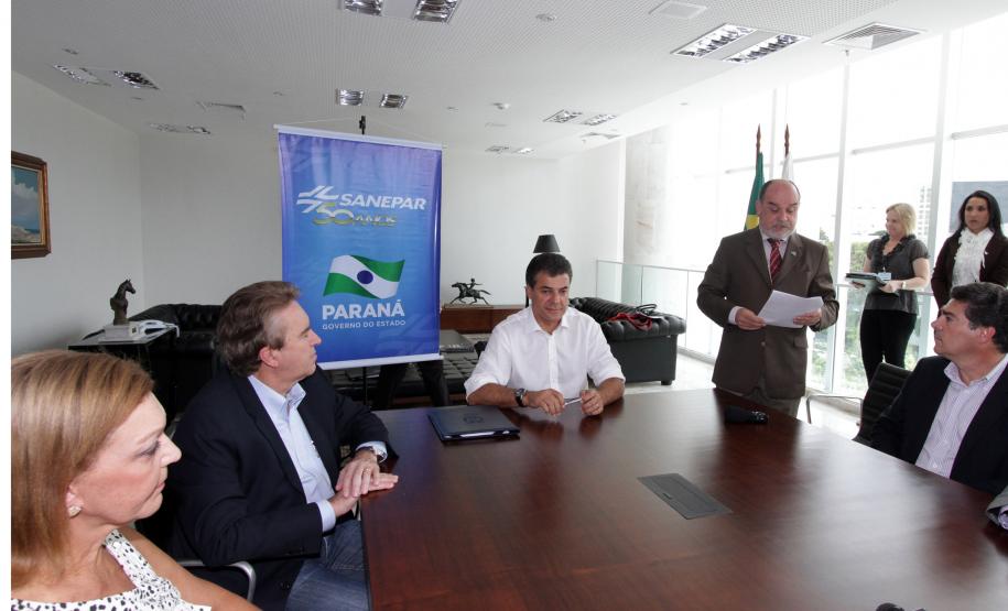 Richa autoriza R$ 60 milhões para obras de saneamento na RMC e Litoral O governador Beto Richa assinou no dia 03 de dezembro, no Palácio Iguaçu, ordens de serviço para ampliação da rede de coleta e tratamento de esgoto nos municípios de Curitiba, Colombo, Almirante Tamandaré, Araucária, Morretes e Guaratuba e implantação de melhorias no sistema de abastecimento de água de Curitiba.