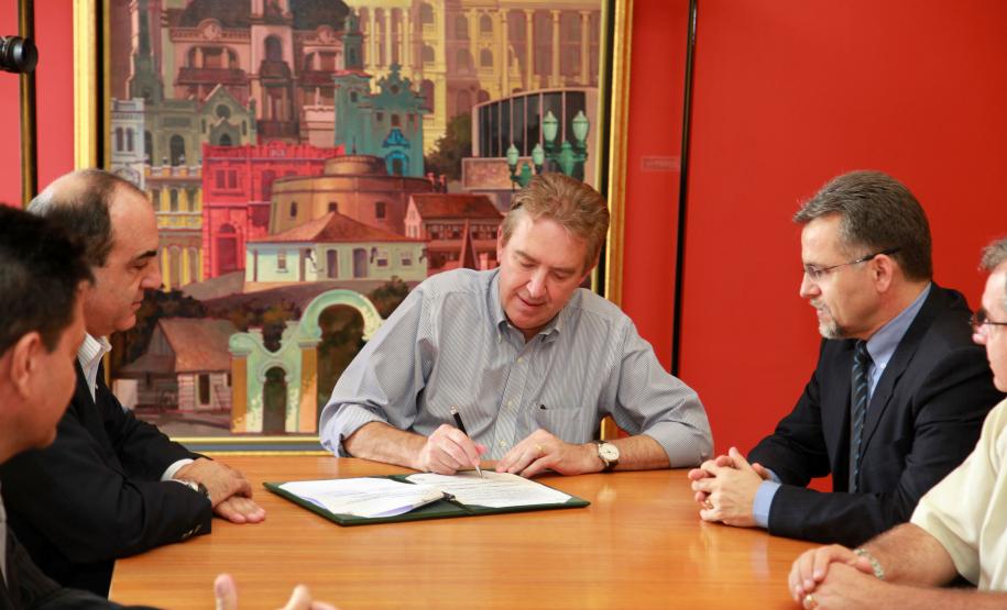 Um convênio assinado no dia 06 de dezembro pela Prefeitura de Curitiba, a Companhia de Habitação do Paraná (Cohapar) e a Caixa Econômica Federal, permitirá a construção de 240 novas casas no bairro do Tatuquara, na região Sul da capital