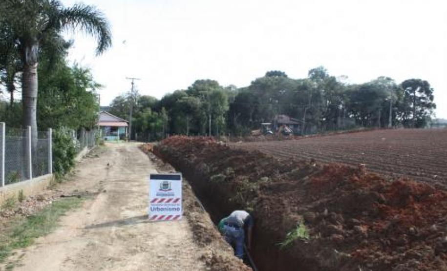 Araucária conclui mais 11 km de rede de água na área rural A Prefeitura de Araucária concluiu mais uma importante obra na área rural. É que foram implantandos mais 11 km de extensão de rede água na regiões do Rio Abaixinho, Palmital e Caulin, beneficiando cerca de 140 famílias.