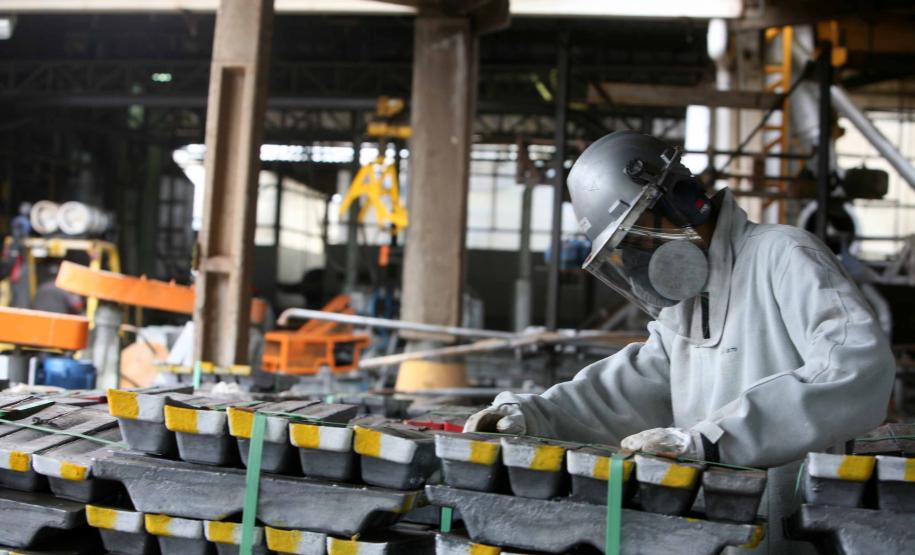 Com relação à geração de empregos no Paraná, dados divulgados pelo Instituto Paranaense de Desenvolvimento Econômico e Social (Ipardes), no dia 18 de dezembro, mostram que, mesmo com queda na produção, o Paraná foi o estado que apresentou a maior taxa de geração de empregos na indústria, com crescimento de 2,5%, de janeiro a outubro de 2012.