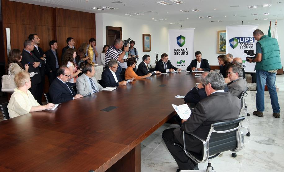 O governador Beto Richa assinou no dia 14 de janeiro, no Palácio Iguaçu, termo de cooperação técnica para a realização de ações de desenvolvimento e cidadania nas regiões que são ocupadas por Unidades Paraná Seguro (UPS).