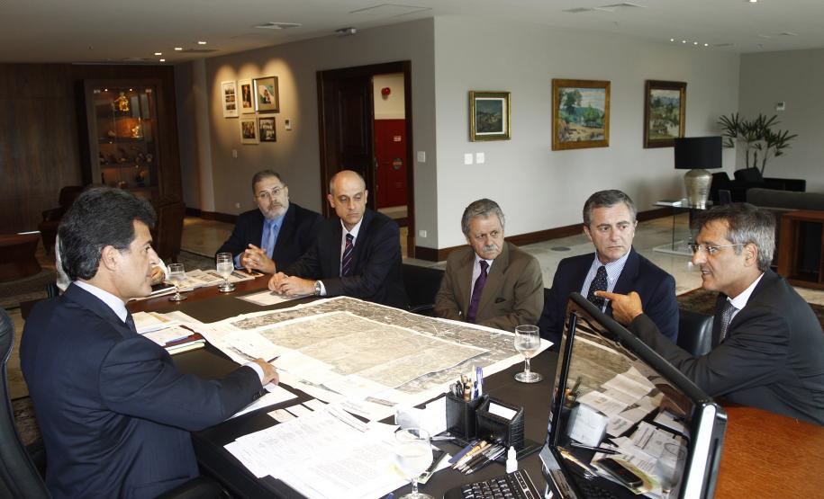 Concessionária investirá R$ 150 milhões em obras rodoviárias na RMC Empresários da concessionária Autopista Régis Bittencourt apresentaram ao governador Beto Richa no dia 21 de janeiro, no Palácio Iguaçu, os projetos para execução de obras viárias no município de Colombo, na Região Metropolitana de Curitiba.