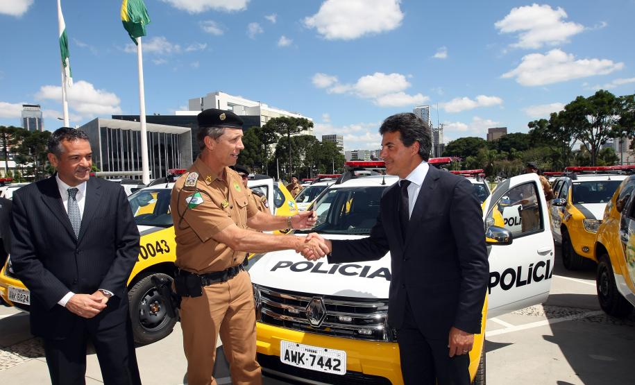 RMC ganha 11 viaturas para reforçar frota da PM O governador Beto Richa entregou no dia 28 de janeiro, 41 novas viaturas modelo Duster para a Polícia Militar e outras sete caminhonetes Frontier para a Defesa Civil. Destes, 11 serão alocados na Região Metropolitana de Curitiba (RMC).