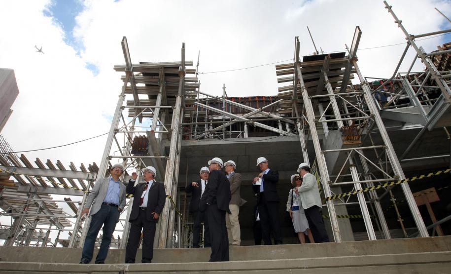 Comitiva da Fifa vistoria obras em Curitiba e da RMC A cidade de Curitiba, uma das doze cidades-sede da Copa do Mundo de 2014, recebeu no dia 29 de janeiro a visita de uma comitiva composta por 40 membros da Fifa e do Comitê Organizador Local (COL).