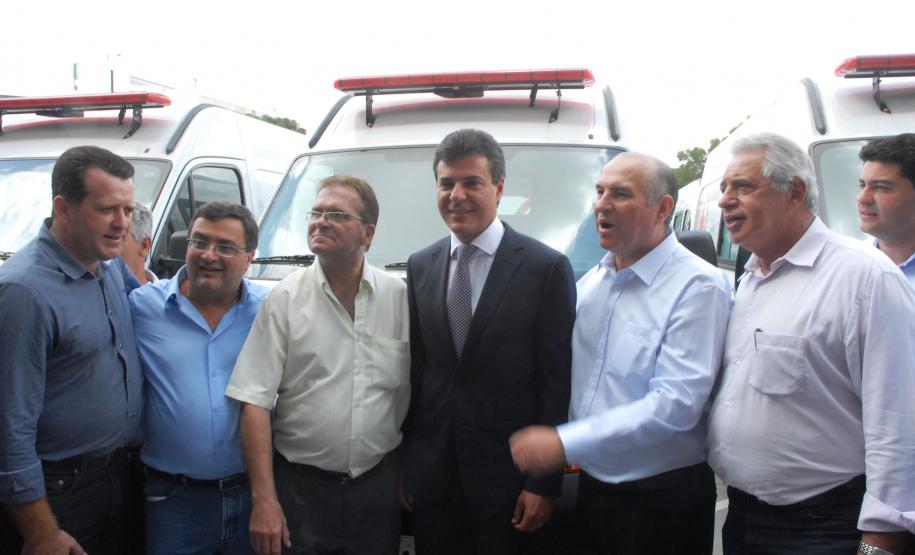 O governador Beto Richa entregou no dia 01 de fevereiro, em Curitiba, 18 ambulâncias para municípios da Região Metropolitana de Curitiba (RMC). O Governo do Estado investiu R$ 1,7 milhão na compra do lote, que melhorará o atendimento da saúde na região.
