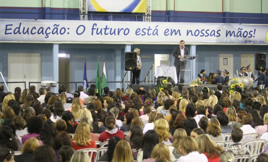 Flávio Arns encerra semana pedagógica de São José dos Pinhais O vice-governador e secretário de Estado da Educação, Flávio Arns, participou no dia 05 de fevereiro do encerramento da semana pedagógica da Secretaria Municipal de Educação de São José dos Pinhais,
