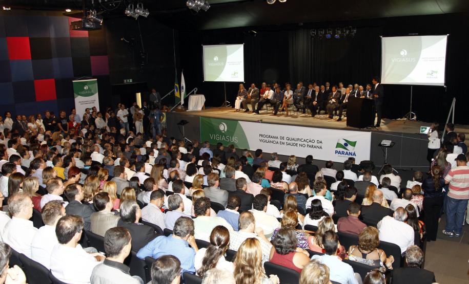Richa libera maior valor da história do Estado para vigilância em saúde O governador Beto Richa lançou no dia 25 de fevereiro, em Curitiba, o VigiaSUS, programa de qualificação da Vigilância em Saúde no Paraná que destina recursos para reforçar as ações nos 399 municípios do Estado