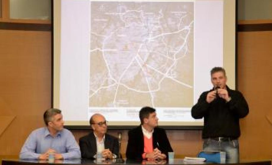 Reunião sobre projeto do Corredor Aeroporto Rodoferroviária na Câmara Municipal de São José dos Pinhais Representantes da Comec (Coordenação da Região Metropolitana de Curitiba) e da Secretaria Municipal de Urbanismo de São José dos Pinhais se reuniram com os vereadores da cidade, no dia 14 de março, para explicar as obras e o projeto de mobilidade urbana do Programa de Aceleração do Crescimento - PAC da Copa.