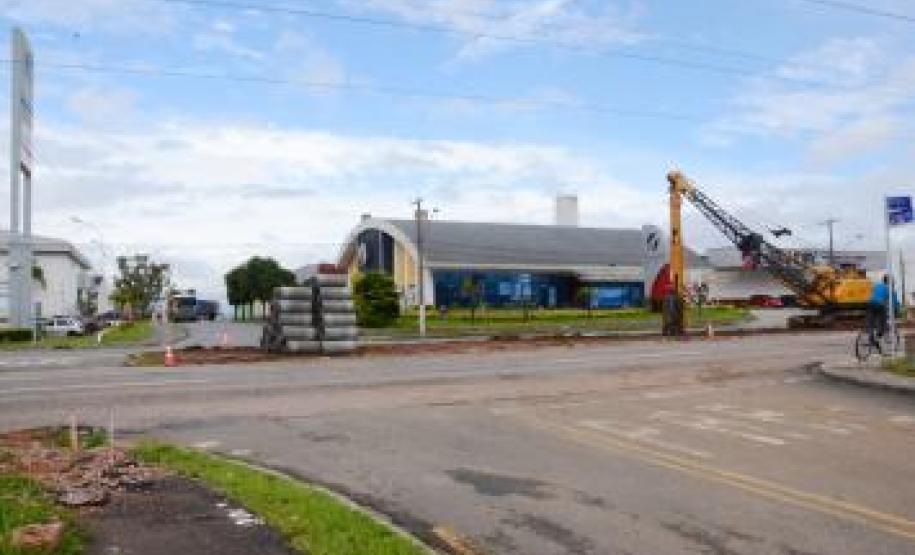 Motoristas que utilizam a Avenida das Torres já estão notando uma nova movimentação de máquinas na pista: é a primeira trincheira, localizada na Rua Arlindo João da Costa, que começa a ser construída e que servirá como retorno para os motoristas que circulam nos dois sentidos da Avenida das Torres, quando todas as obras estiverem concluídas.