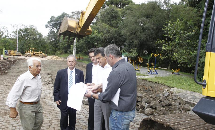 Governador Beto Richa, o secretário do Desenvolvimento Urbano, Ratinho Júnior, o secretário estadual para Assuntos da Copa 2014 e o coordenador da Coordenação da Região Metropolitana de Curitiba (Comec), Rui Hara, visitam as obras da Via Radial de I Governador Beto Richa, o secretário do Desenvolvimento Urbano, Ratinho Júnior, o secretário estadual para Assuntos da Copa 2014 e o coordenador da Coordenação da Região Metropolitana de Curitiba (Comec), Rui Hara, visitam as obras da Via Radial de Integração ? Avenida da Integração, que faz parte do Programa de Aceleração do Crescimento (PAC) da Mobilidade/Copa 2014