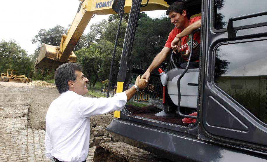 Governador Beto Richa, o secretário do Desenvolvimento Urbano, Ratinho Júnior, o secretário estadual para Assuntos da Copa 2014 e o coordenador da Coordenação da Região Metropolitana de Curitiba (Comec), Rui Hara, visitam as obras da Via Radial de I Governador Beto Richa, o secretário do Desenvolvimento Urbano, Ratinho Júnior, o secretário estadual para Assuntos da Copa 2014 e o coordenador da Coordenação da Região Metropolitana de Curitiba (Comec), Rui Hara, visitam as obras da Via Radial de Integração ? Avenida da Integração, que faz parte do Programa de Aceleração do Crescimento (PAC) da Mobilidade/Copa 2014