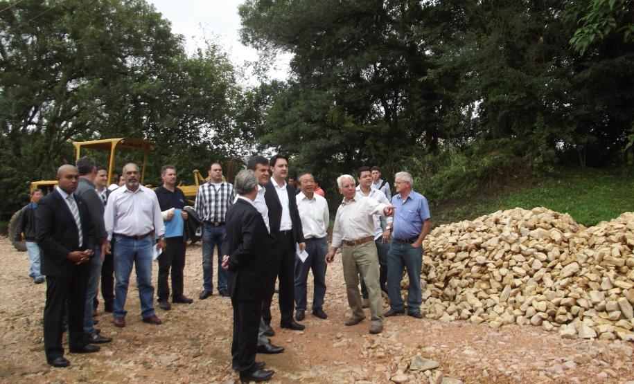 Governador Visita Obra do PAC O governador Beto Richa visitou no dia 25 de março as obras de revitalização da Avenida da Integração, que liga Curitiba a Pinhais, na região metropolitana da capital