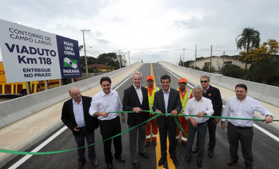 O governador Beto Richa inaugurou no dia 26 de março o novo viaduto da BR-277, em Campo Largo, na Região Metropolitana de Curitiba (RMC). A passagem vai facilitar o tráfego entre os bairros Gabiroba e Lagoa e evitar a formação de constantes congestionamentos na rodovia.