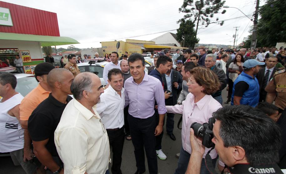 Richa anuncia retomada das obras de duplicação na Rodovia da Uva O governador Beto Richa anunciou, no dia 08 de abril, que o Estado vai retomar as obras de duplicação da Rodovia da Uva (PR-417), entre Curitiba e Colombo, na Região Metropolitana de Curitiba.