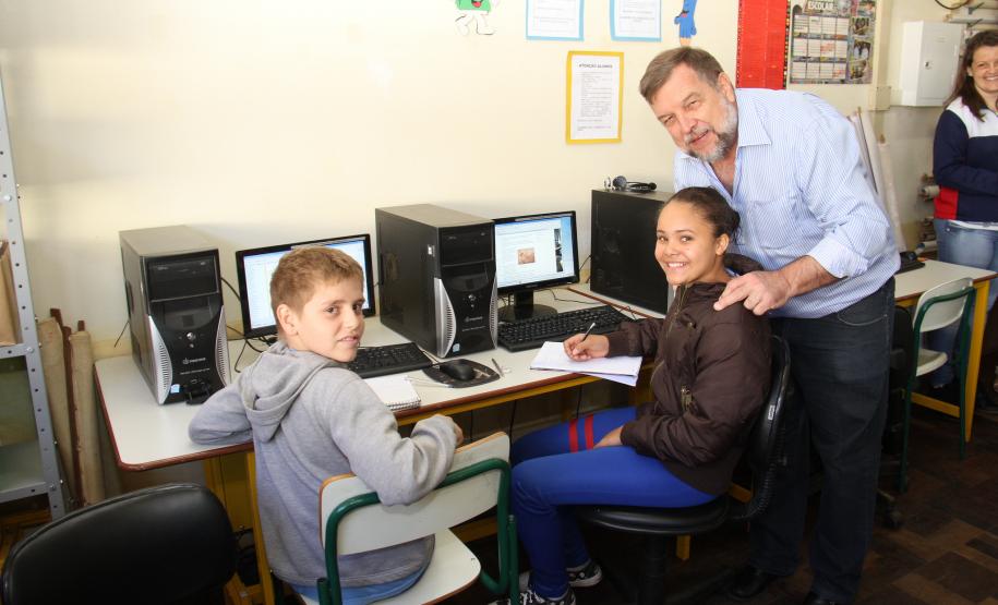 Flávio Arns anuncia construção de nova escola em Tijucas do Sul O vice-governador e secretário de estado da Educação, Flávio Arns, anunciou no dia 09 de abril, em Tijucas do Sul, na Região Metropolitana de Curitiba, a construção de uma nova escola no município