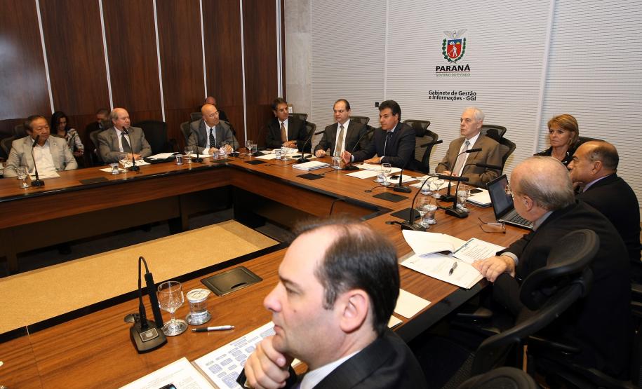 Governo amplia Paraná Competitivo, com integração e novas linhas de ação O Governo do Paraná realizou no dia 09 de abril, no Gabinete de Gestão e Informações (GGI), no Palácio Iguaçu, a primeira reunião do novo comitê do programa Paraná Competitivo, que passa a contar com a atuação de dez secretarias estaduais e com novas linhas de ação.